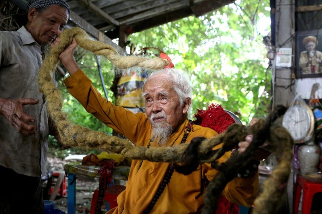 Cụ ông người Việt Nam với mái tóc dài đến 5m.