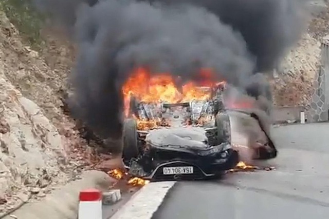 Một vụ tai nạn bốc cháy xe ô tô xảy ra tại Quảng Ninh.