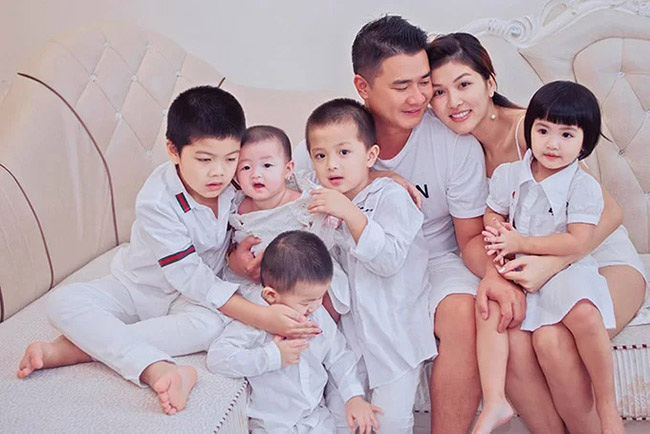 Oanh Yến có bốn đứa con chung với bạn trai hiện tại và hai đứa con riêng trước đó.