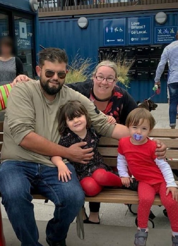 Anh Matt Krekelaar, 34 tuổi, đã qua đời sau vụ tai nạn xe ở Bristol, Anh, để lại người vợ và hai đứa con gái nhỏ là Ava-Rose 6 tuổi và Aurora-Grace 4 tuổi.