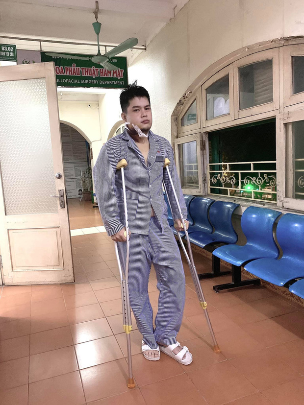 Mạng xã hội xôn xao hình ảnh Long Chun với khuôn mặt đầy vết băng, tay chống nạng trong bệnh viện.
