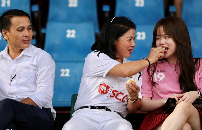 Huỳnh Anh khoe tin nhắn thân thiết với mẹ Quang Hải sau khi cầu thủ dính nghi vấn có tình mới