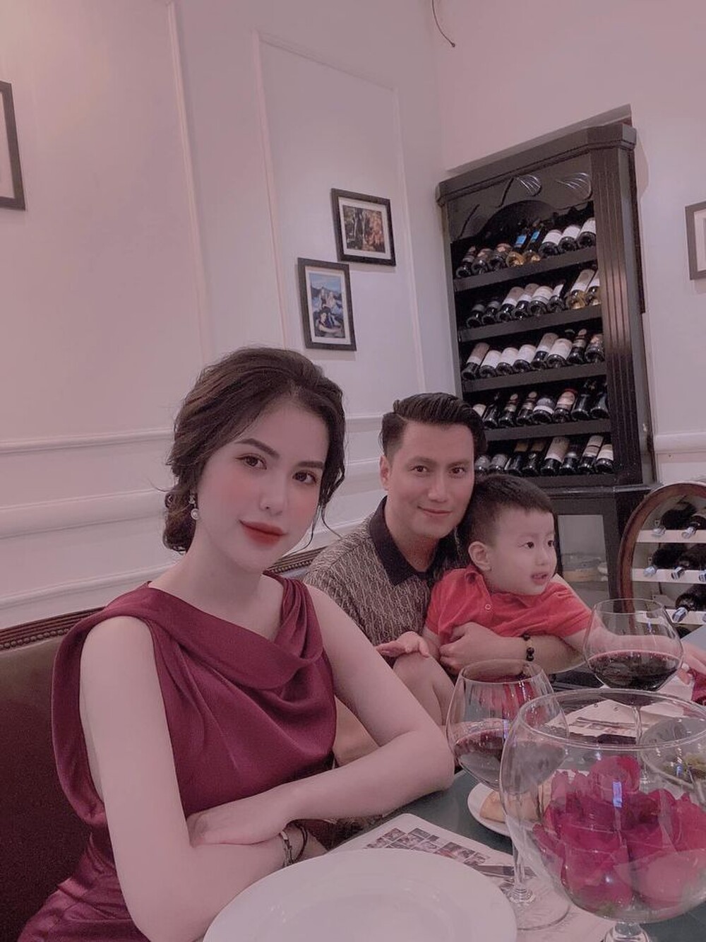 Việt Anh thường đi ăn chung với vợ cũ và con trai sau ly hôn.