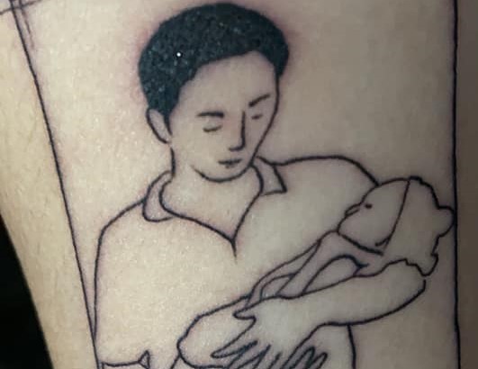 Cô gái xăm hình ảnh bố bế trên tay để làm kỉ niệm