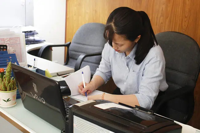 Nhân viên nữ xin nghỉ việc trước Tết, sếp dằn mặt miệt thị và đòi lại lương ứng trước