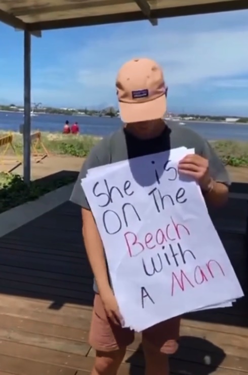 Thanh niên chứng kiến bạn gái mình hẹn hò cùng trai lạ ngoài biển.