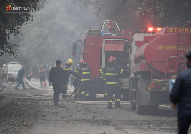 Đội ngũ gồm 6 xe cứu hỏa và hàng chục cán bộ, chiến sĩ ra sức dập tắt đám cháy và di dời người dân.