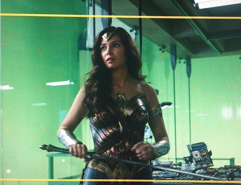 Ngoài Gal Gadot còn có nữ diễn viên đóng thế Caitlin Burles xuất hiện là Wonder Woman.