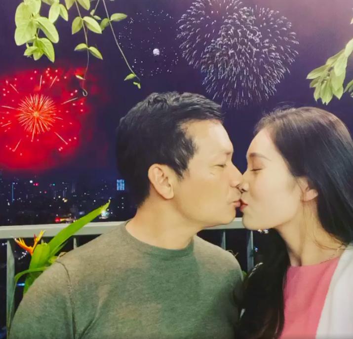 Á hậu Thu Trang - bà xã của Shark Hưng đã đăng tải khoảnh khắc 'khóa môi' tình tứ cùng chồng nhân dịp đón năm mới 2021.