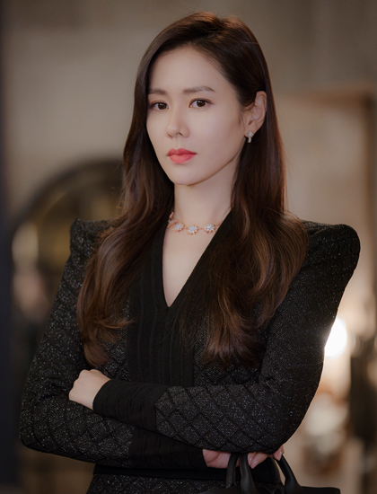 Trong phim, Son Ye Jin đảm nhận vai Yoon Se Ri, nữ tài phiệt Nam Hàn, giàu có, sang chảnh và còn độc thân.
