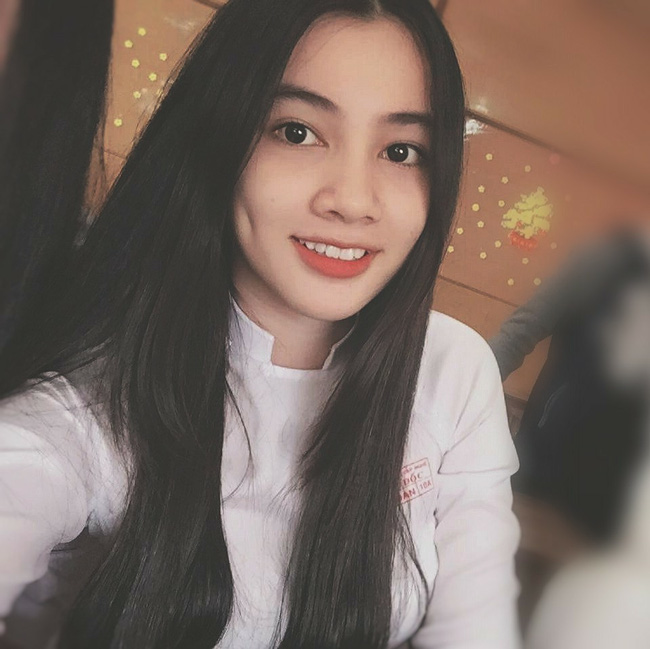 Mạng xã hội xôn xao trước loạt ảnh đi học cấp 3 trước đây của Cẩm Đan - top 15 Hoa hậu Việt Nam 2020.