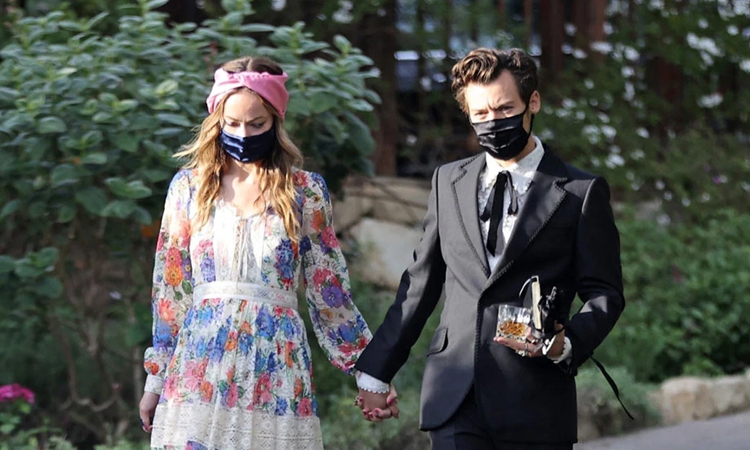 Cặp ngôi sao đang nắm tay tình tứ cùng dự một đám cưới tại Montecito, California, Mỹ.