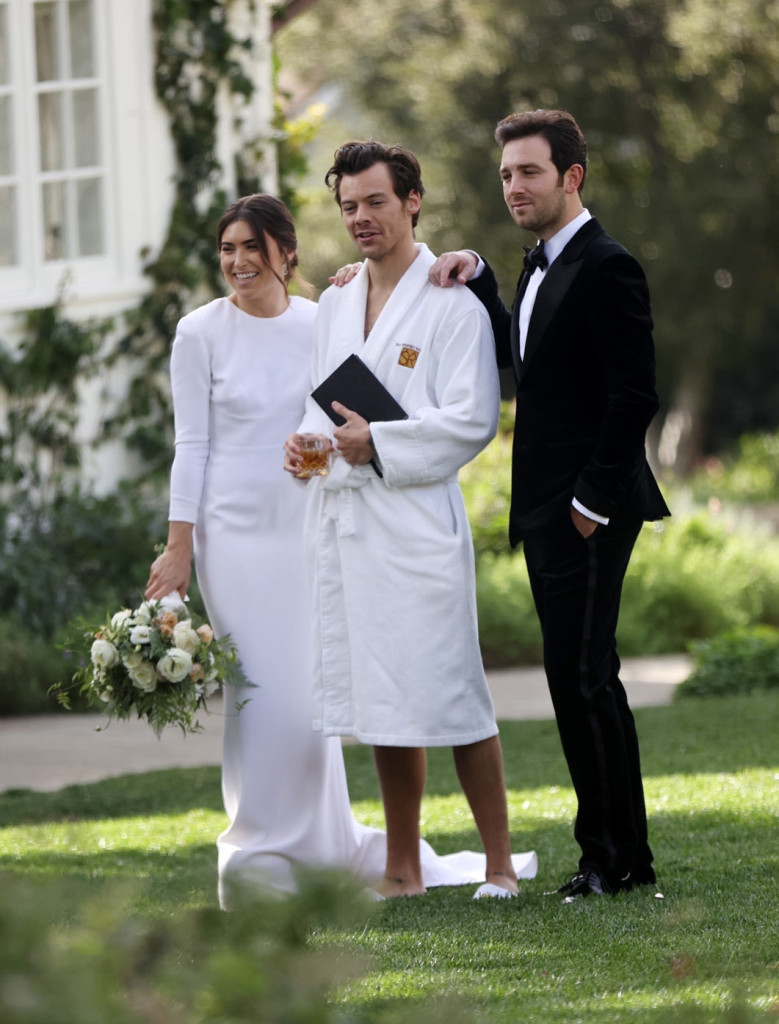 Harry Styles cạnh chú rể và cô dâu.