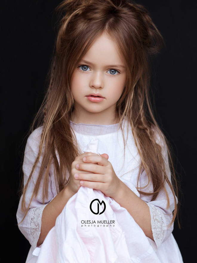 Đôi mắt xanh đặc trưng cuốn hút cùng thần thái người mẫu chuyên nghiệp của cô bé 9 tuổi.