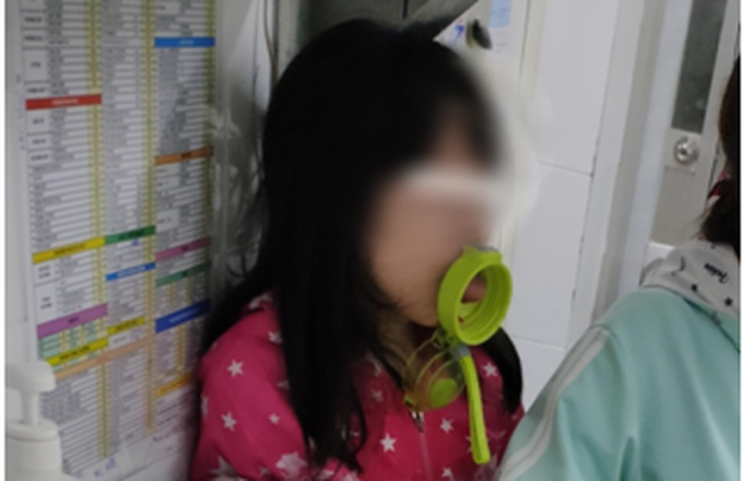 Một bé gái 7 tuổi bị kẹt lưỡi trong bình nước uống.