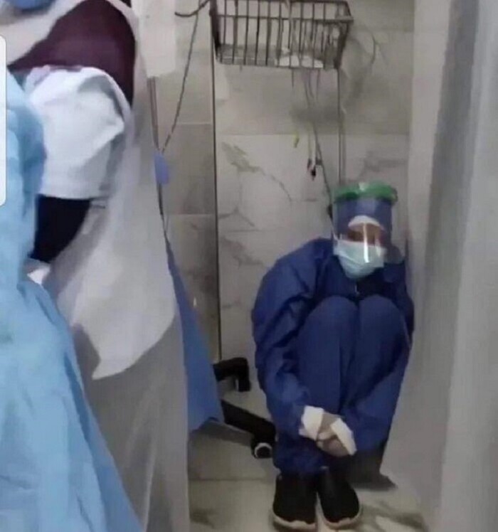 Hình ảnh nữ y tá ngồi một góc thẩn thờ nhìn bệnh nhân nhiễm Covid-19 qua đời khiến ai nấy đều xúc động.