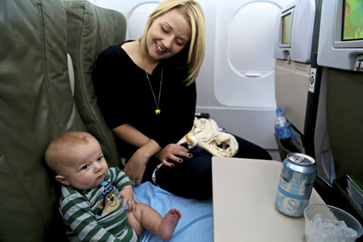 Bố mẹ nên mang theo nhiều đồ dự phòng khi đi cùng con nhỏ lên máy bay.