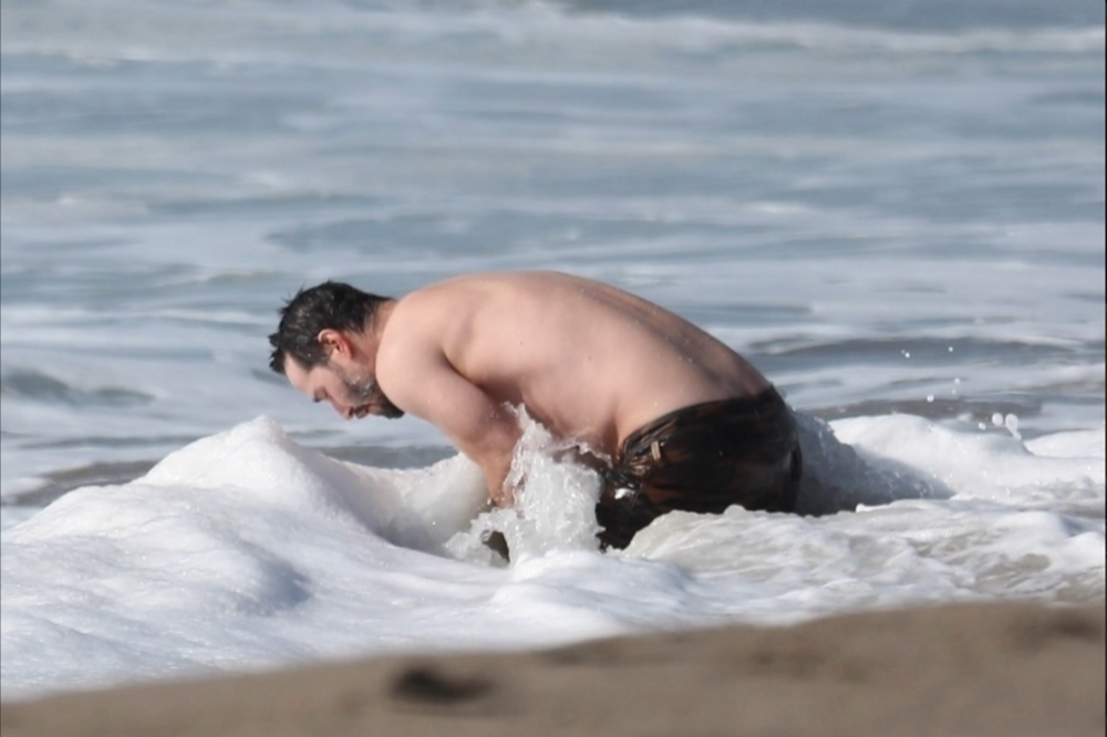 Keanu Reeves lộ body trần khi tắm biển cùng bạn ở Los Angeles. keanu reeves lo bo...