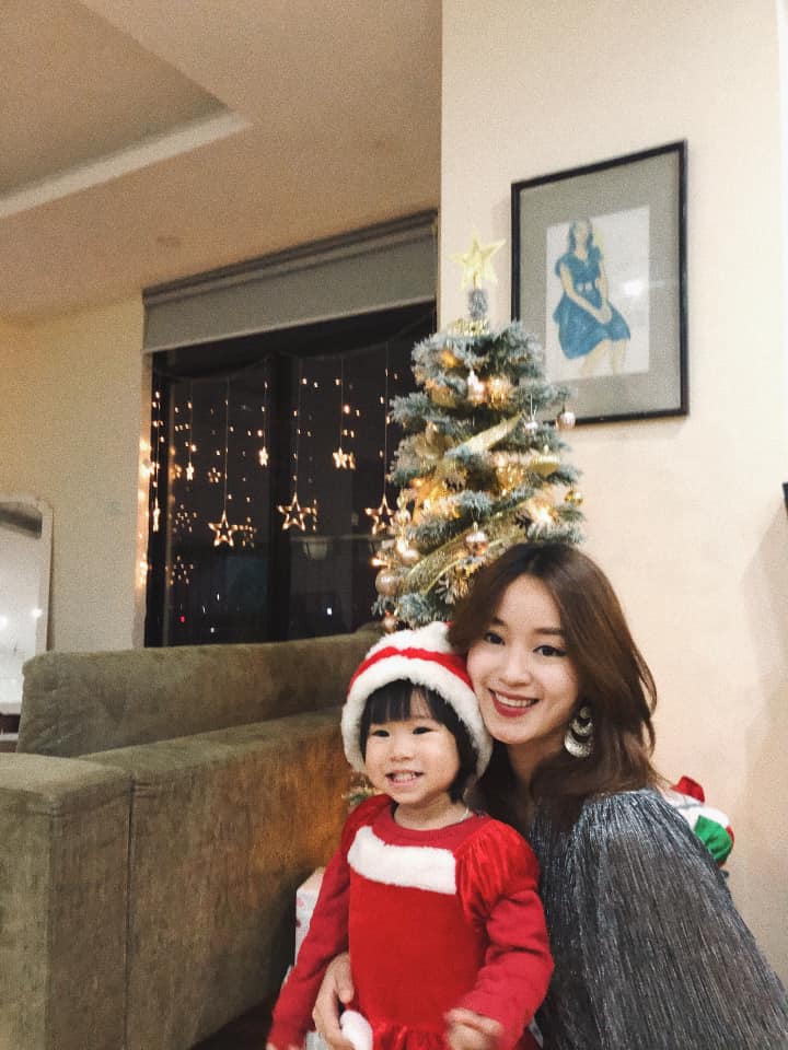 Mi Vân chia sẻ khoảnh khắc đón Noel bên con gái.