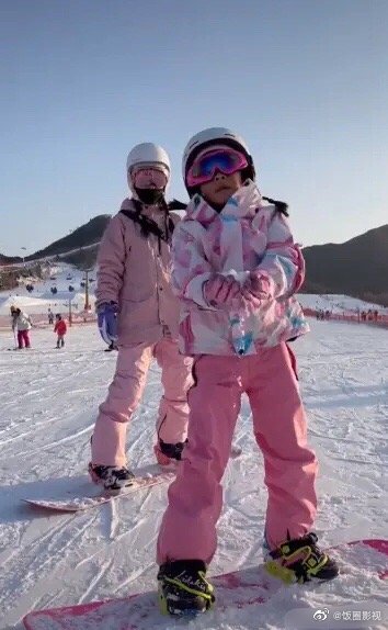 Lý Tiểu Lộ và con gái Điềm Hinh tại khu trượt tuyết.