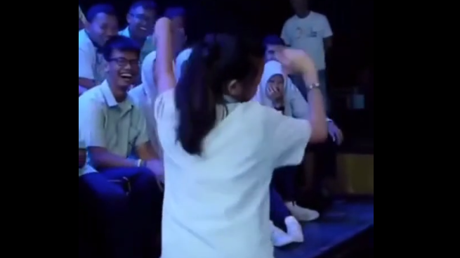 Nữ sinh này còn có kiểu ăn mừng hết sức hài hước từ trên sân khấu xuống dưới chỗ ngồi cạnh những người bạn của mình.