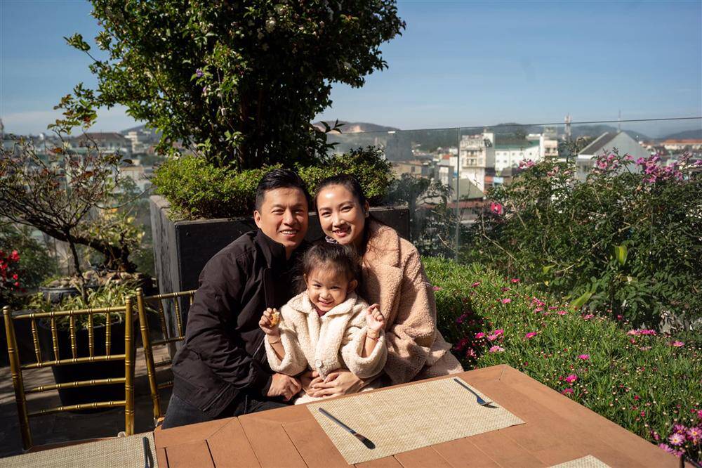Lam Trường đã đăng tải loạt ảnh hạnh phúc của anh cùng vợ con trong chuyến du lịch nghỉ dưỡng tại Đà Lạt.