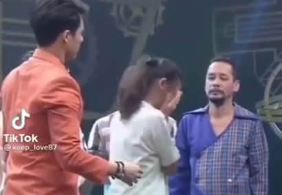 Nữ sinh bất ngờ giật người liên tục sau khi được ôm thần tượng tại sân khấu
