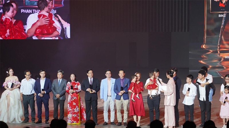 Các nhân vật trên sân khấu nhận giải truyền cảm hứng năm 2020