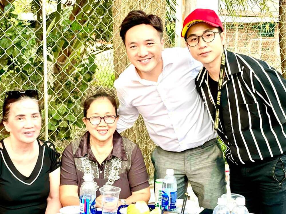 Ca sĩ Dương Ngọc Thái, Qúach Tuấn Du cạnh gia đình cố nghệ sĩ Vân Quang Long.