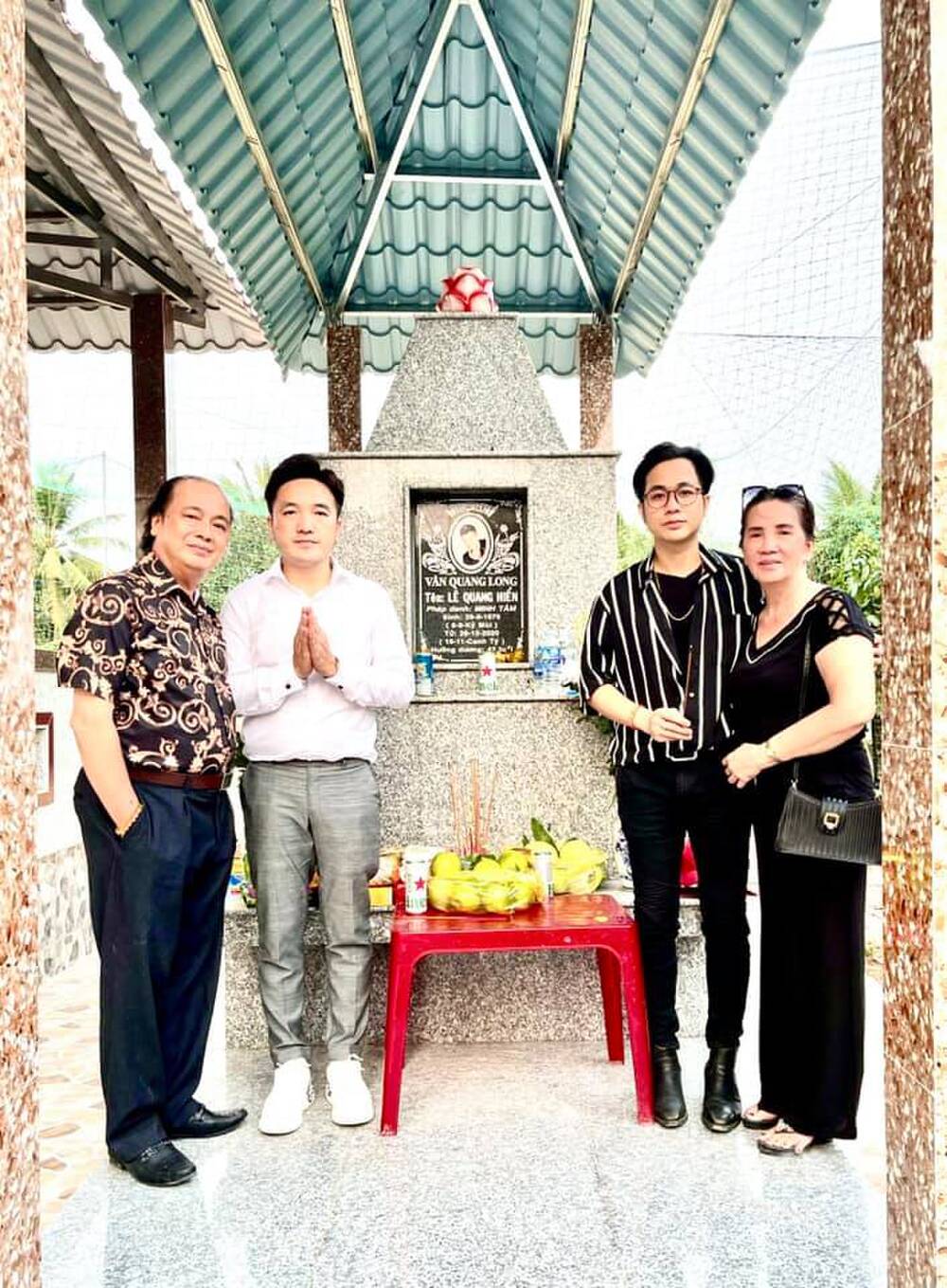 Ca sĩ Dương Ngọc Thái cùng gia đình, Qúach Tuấn Du đi thăm phần mộ Vân Quang Long.