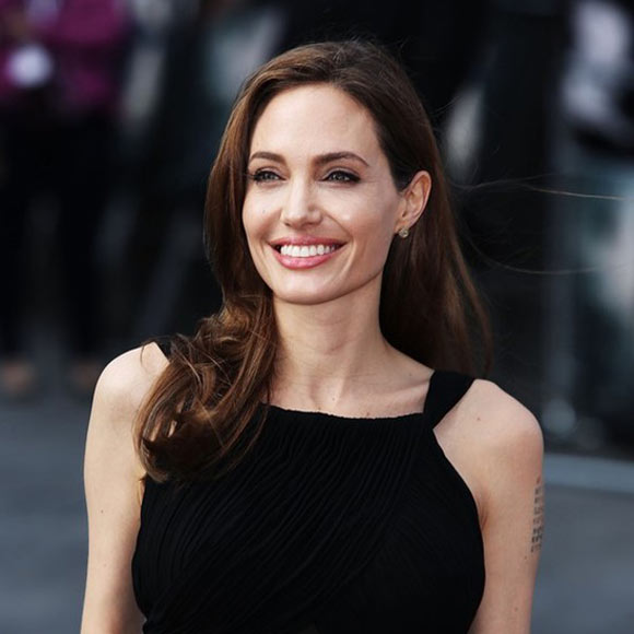 Angelina Jolie tiết lộ gặp khó khăn sau ly hôn Brad Pitt.