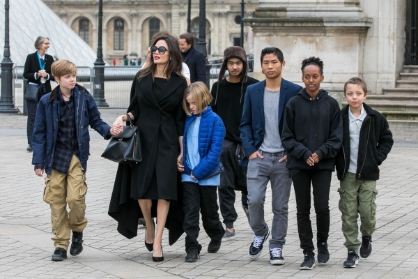 Angelina Jolie và các con của mình.