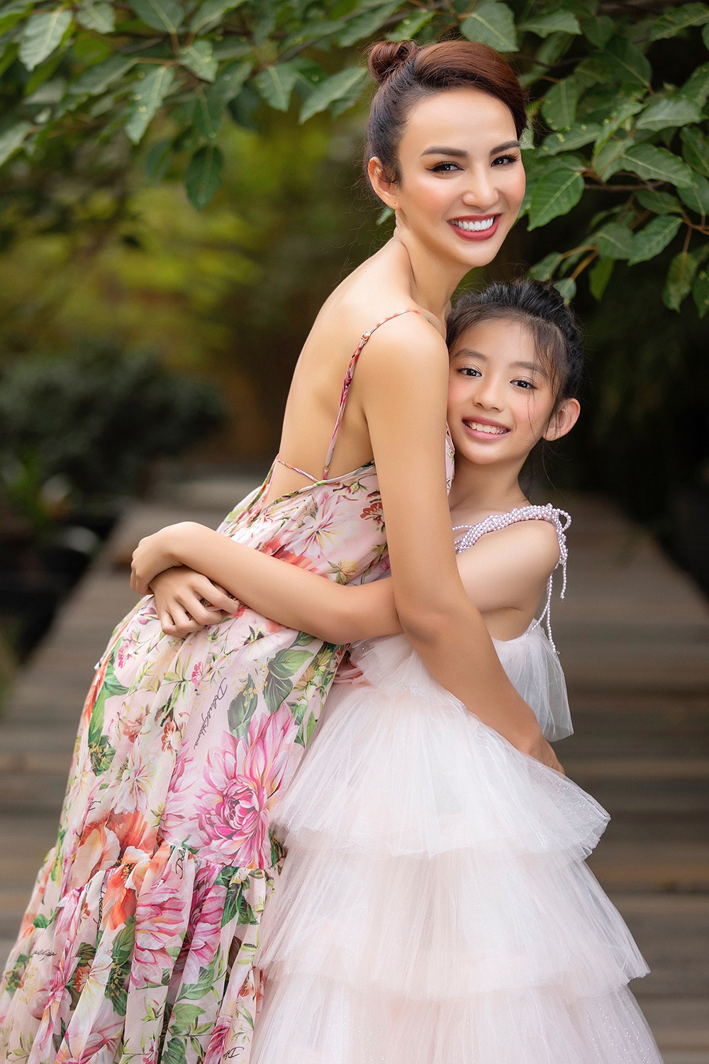 Hoa hậu Ngọc Diễm cùng con gái 11 tuổi khoe nét ngọt ngào, xinh đẹp trong bộ ảnh mới.
