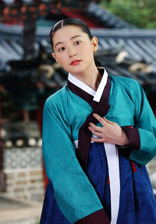 Nàng Dae Jang Geum là bộ phim giúp Lee Young Ae chiếm được nhiều thiện cảm của khán giả nhờ vẻ ngoài xinh đẹp, hoàn mỹ.