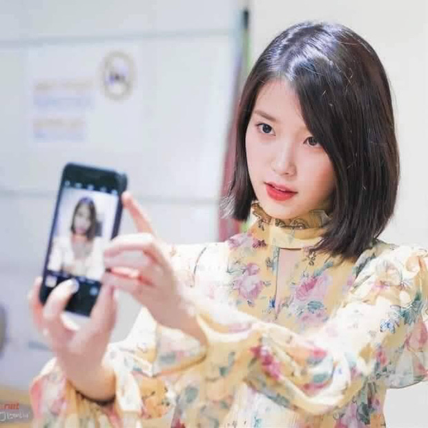 IU vẫn trung thành với kiểu chụp selfie bằng camera sau điện thoại dù đi đâu.