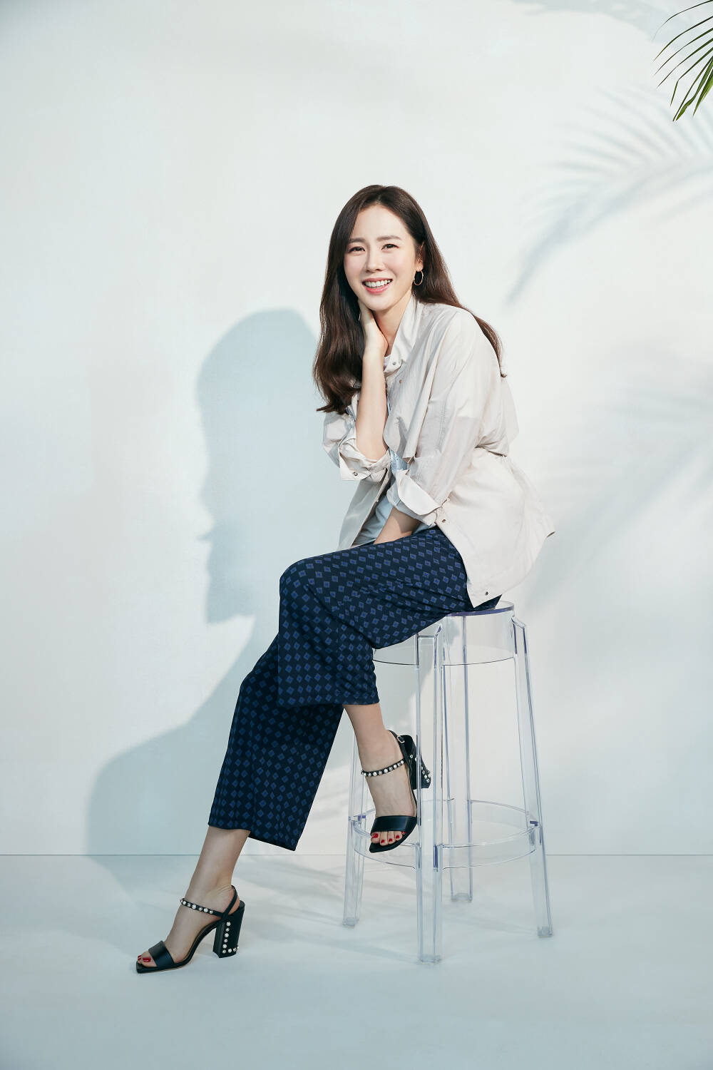 Son Ye Jin được kỳ vọng sẽ thể hiện thành công những nét quyến rũ khác nhau trong vai trò người mẫu thương hiệu quần áo. 