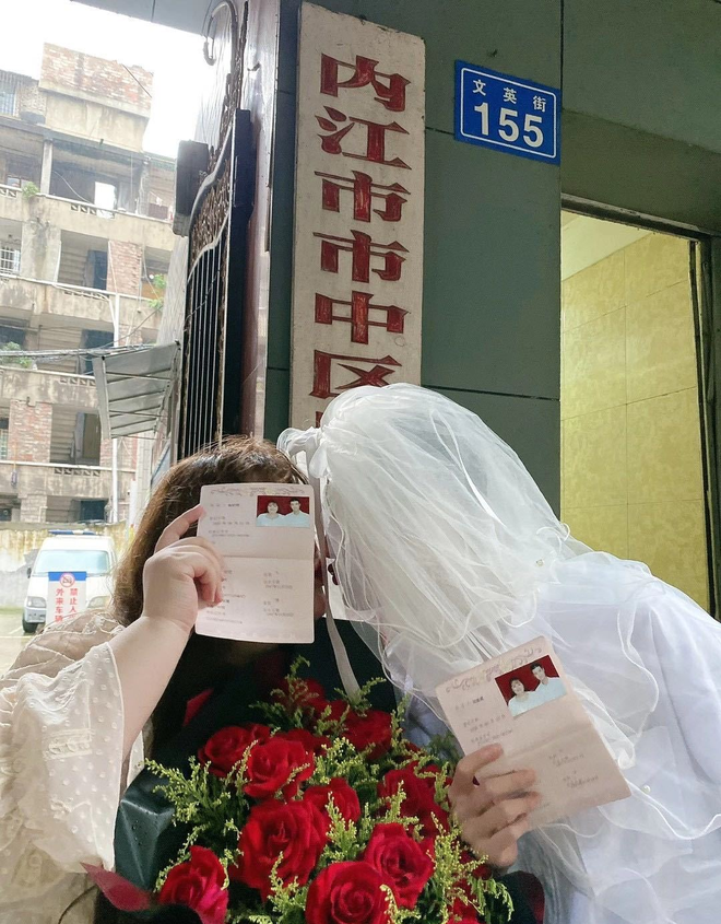 Lưu Thiêm Dực đã đăng tải bài viết thông báo kết hôn với bạn gái mũm mỉm.