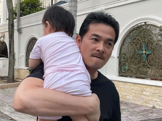 Quách Ngọc Ngoan khoe ảnh con gái hơn 1 tuổi nhưng vẫn kiên quyết giấu mặt con