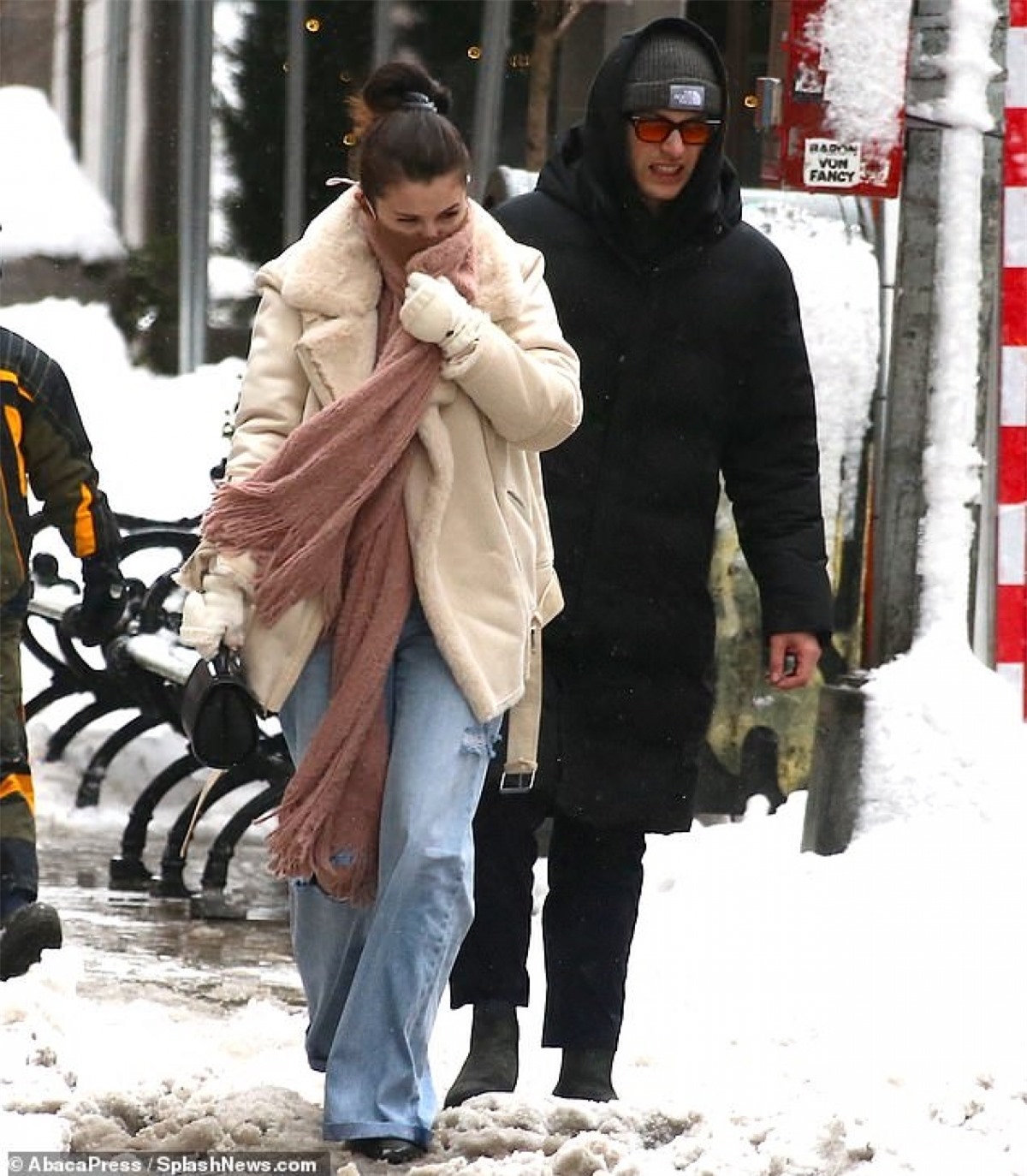 Selena Gomez bị bắt gặp khoảnh khắc đi hẹn hò ăn trưa vui vẻ cùng một chàng trai lạ mặt tại New York.