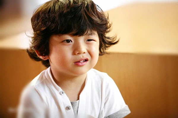 Cậu bé Hàn Quốc từng gây sốt với biểu cảm 'cười đểu' .