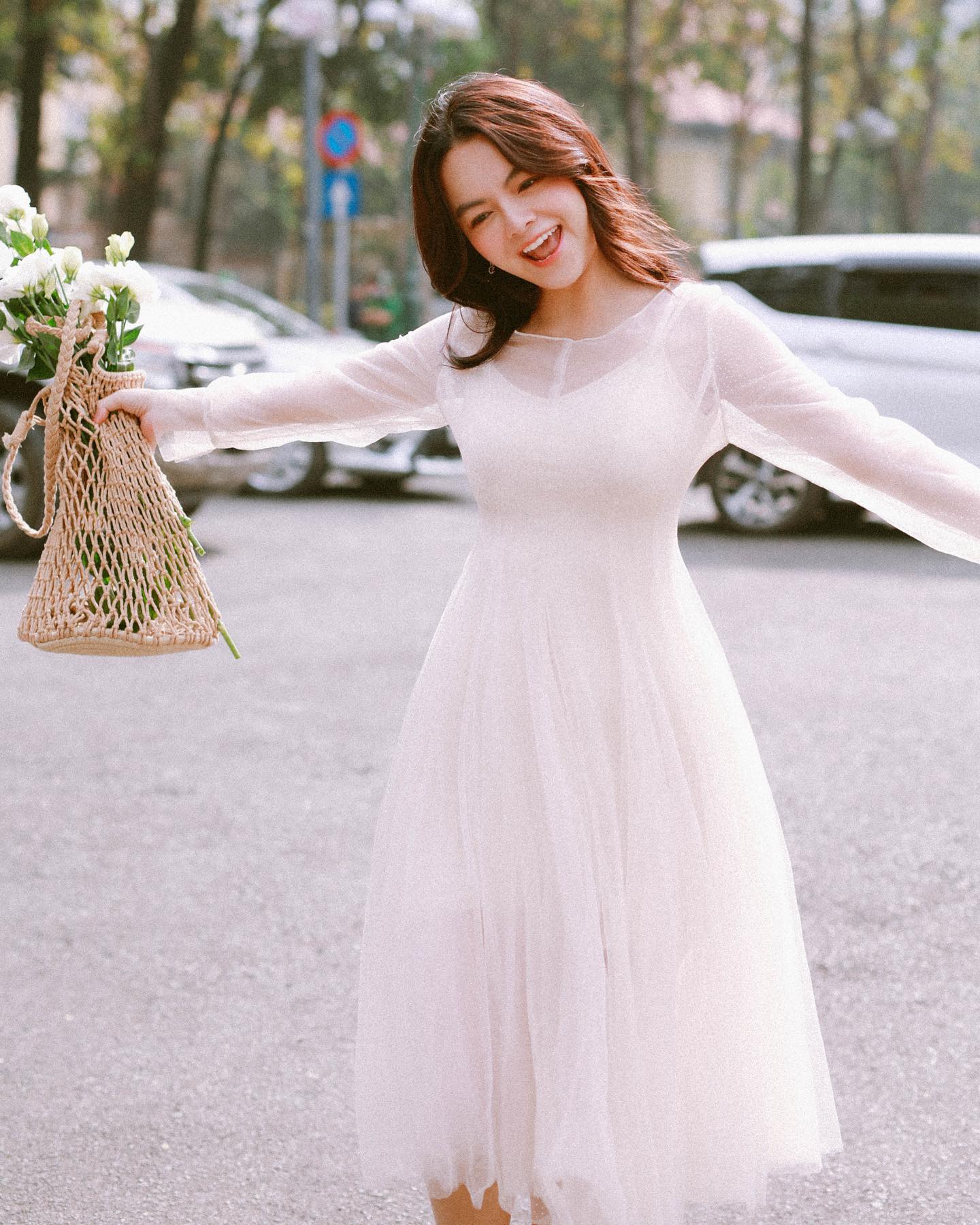 Phạm Quỳnh Anh diện bộ váy trắng nữ tính khoe khéo vòng eo thon gọn.