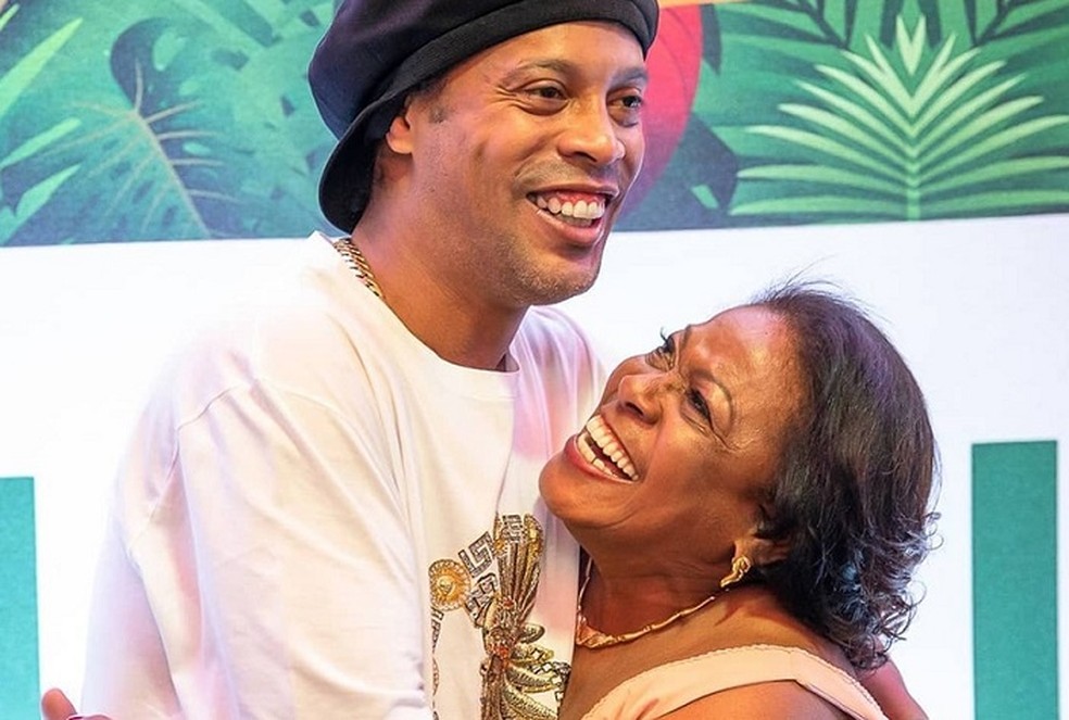 Mẹ của siêu sao bóng đá Ronaldinho qua đời ở tuổi 71 vì Covid-19.