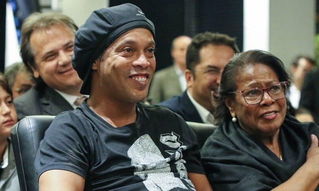 Ronaldinho bị sốc trước sự ra đi của mẹ mình.