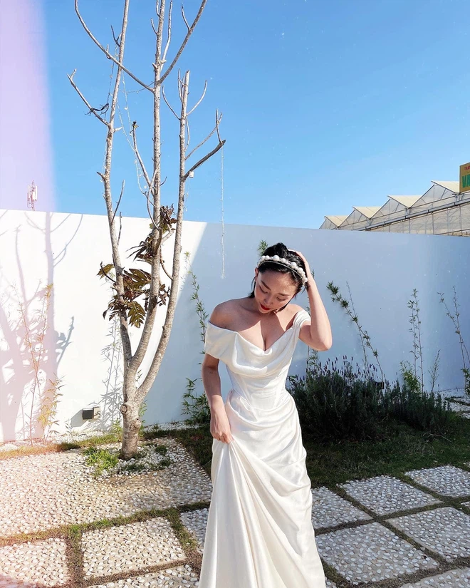 Tóc Tiên kỉ niệm 1 năm ngày cưới tại cơ ngơi của mình ở Đà Lạt.