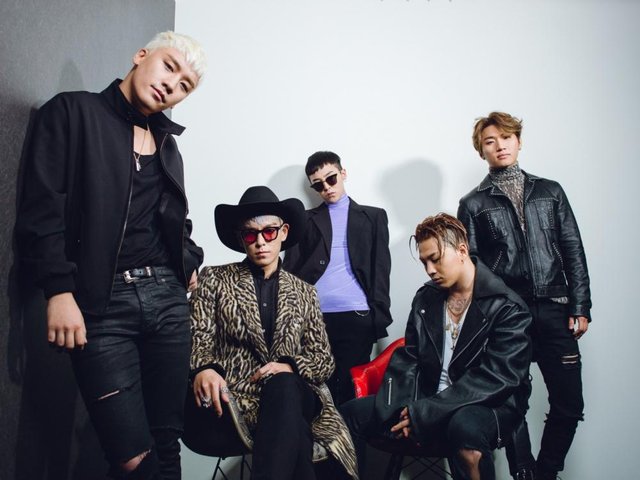 G-Dragon trở thành nhóm trưởng nhóm nhạc nam nổi tiếng toàn cầu Big Bang vào năm 18 tuổi,