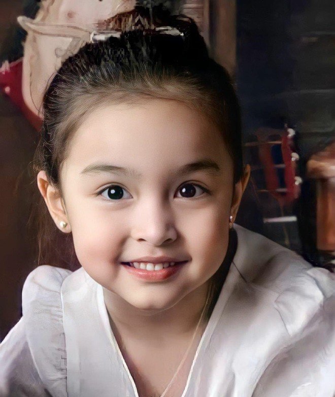 Zia được chú ý khi là có mẹ là nữ diễn viên nổi tiếng Philippines Marian Rivera và bố là nam diễn viên điển trai Dingdong Dantes. 