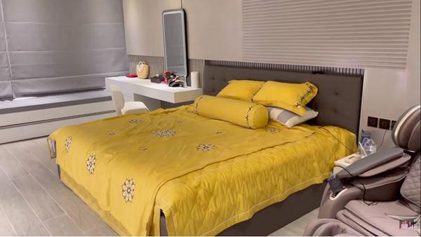 Chiếc giường ngủ màu vàng bắt mắt là điểm nhấn trong phòng ngủ.
