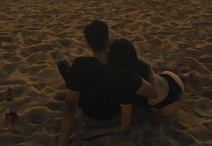 Bị đồn đi biển cùng Châu Bùi, Decao khoe luôn ảnh bạn gái mới