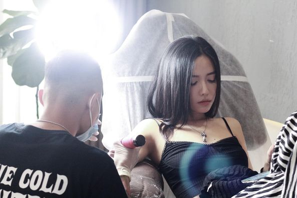 Bích Phương đăng tải loạt khoảnh khắc ghi lại hình ảnh cô đang đi xăm mình với ghi chú 'Làm tí'.