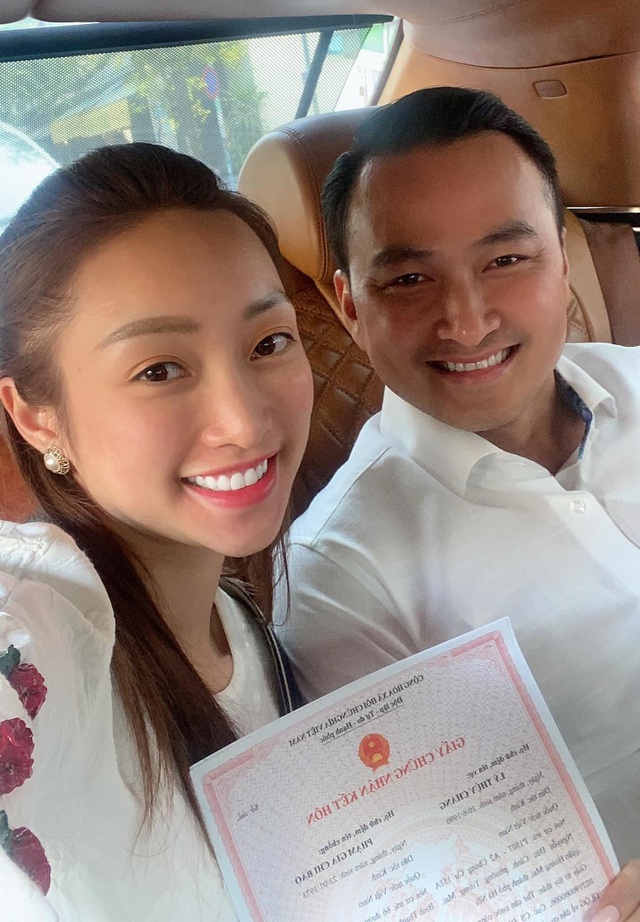 Chi Bảo bất ngờ đăng tải lên trang cá nhân thông báo anh và bạn gái Lý Thùy Chang đã chính thức về một nhà sau thời gian hơn 3 năm hẹn hò.
